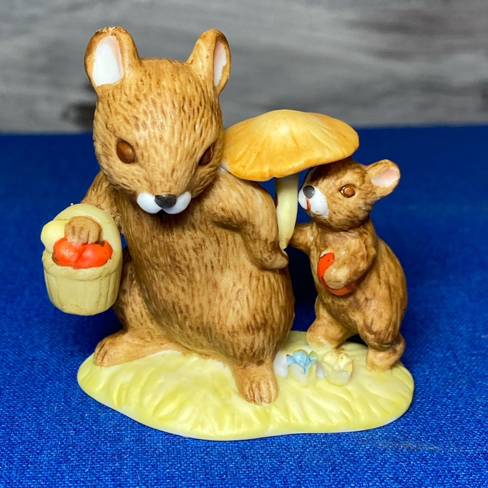 VNTG 1975 ENESCO E-5952 MOMMA MOUSE, APPLE BASKET &  AND CHILD WITH TOADSTOOL